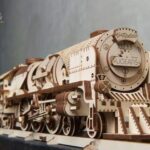 Drewniany model lokomotywy parowej
